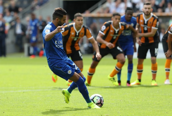 Mahrez gỡ hòa cho Leicester City từ trên chấm 11m.