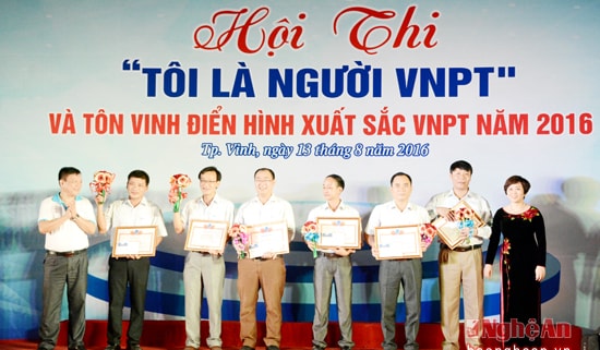 lãnh đạo VNPT trao phần 