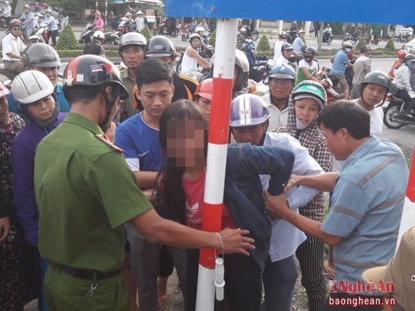 Cảnh sát và người dân ngăn không cho người phụ nữ làm điều dại dột.