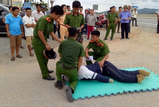Buổi dựng lại hiện trường dưới sự giám sát của VKSND huyện Kỳ Anh, đại diện Phòng CSGT Công an Hà Tĩnh và các nhân chứng   . Ảnh: Dũng Văn.