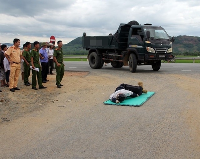 Lực lượng chức năng dựng lại hiện trường vụ tai nạn giao thông. Ảnh: Dũng Văn.