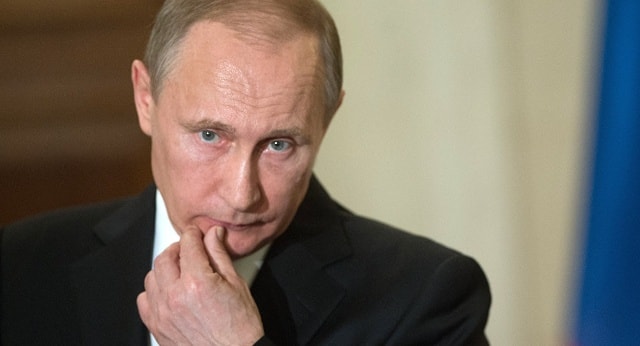 Đáp lại lời cáo buộc của Nga, Tổng thống Ukraine Petro Poroshenko chỉ thị quân đội gần Crimea và Donbass trong tình trạng báo động cao nhất. Ảnh: AFP.
