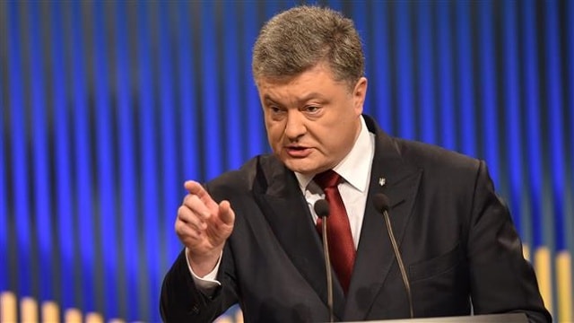 Đáp lại lời cáo buộc của Nga, Tổng thống Ukraine Petro Poroshenko chỉ thị quân đội gần Crimea và Donbass trong tình trạng báo động cao nhất. Ảnh: AFP.