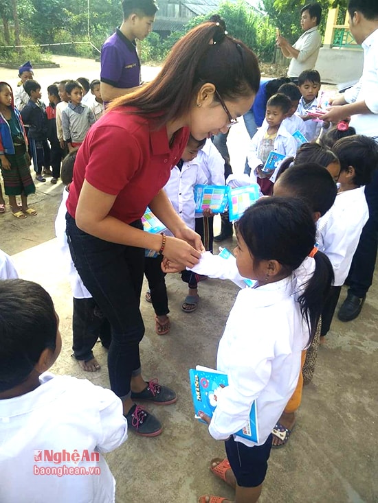 Các bạn sinh viên trao quà cho các em nhỏ