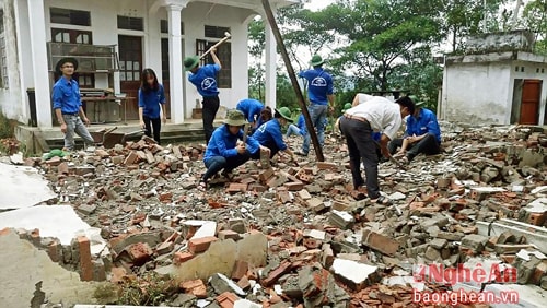 Đông đảo ĐVTN xã Tào Sơn cùng đội sinh viên tình nguyện trường ĐH luật Hà Nội thực hiện bê tông hóa 800 m²