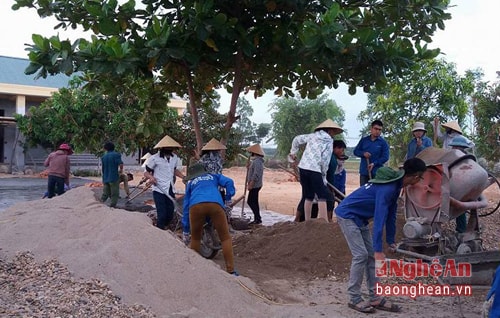 350 đoàn viên, thanh niên là lực lượng đoàn xã Tường Sơn, CLB trái tim thiện nguyện Hội liên hiệp thanh niên huyện Anh Sơn và các chiến sỹ Trung đoàn 335 tham gia mở rộng lòng đường, san lấp mặt bằng, đào đắp hàng trăm m3 đất đá để làm đường giao thông nông thôn với tổng chiều dài hơn 1 km.