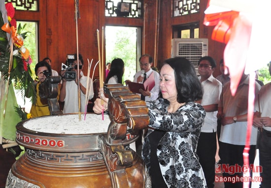 Đồng chí Trương Thị Mai - Ủy viên Bộ Chính trị, Bí thư Trung ương Đảng, Trưởng ban Dân vận Trung ương và lãnh đạo tỉnh làm lễ tưởng niệm Chủ tịch Hồ Chí Minh tại Khu di tích Kim Liên