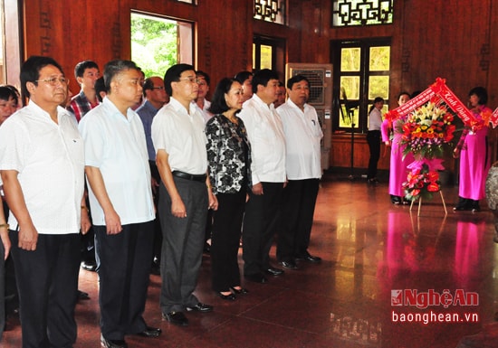 Đồng chí Trương Thị Mai - Ủy viên Bộ Chính trị, Bí thư Trung ương Đảng, Trưởng ban Dân vận Trung ương và lãnh đạo tỉnh làm lễ tưởng niệm Chủ tịch Hồ Chí Minh tại Khu di tích Kim Liên