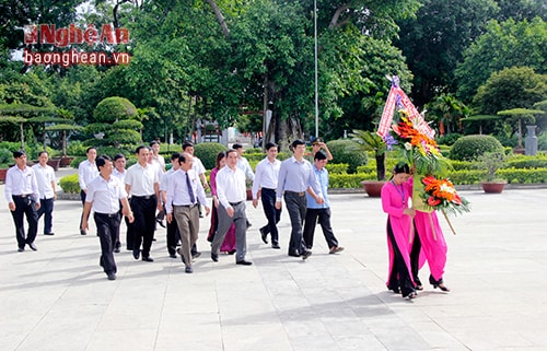 Đồng chí Nguyễn Văn Bình cũng các đồng chí lãnh đạo tỉnh Nghệ An, huyện Nam Đàn