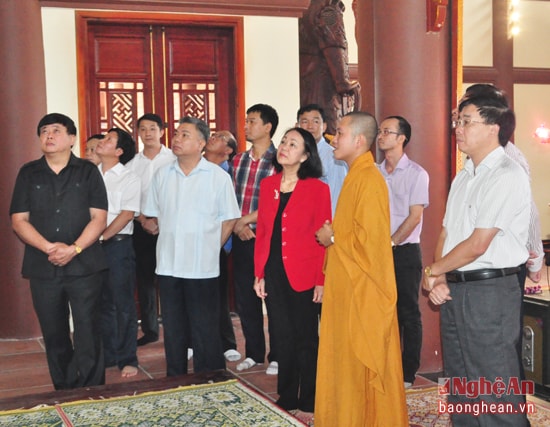 Đồng chí Trương Thị Mai - Ủy viên Bộ Chính trị, Bí thư Trung ương Đảng, Trưởng ban Dân vận Trung ương và lãnh đạo tỉnh làm lễ tưởng niệm Chủ tịch Hồ Chí Minh tại Khu di tích Kim Liên