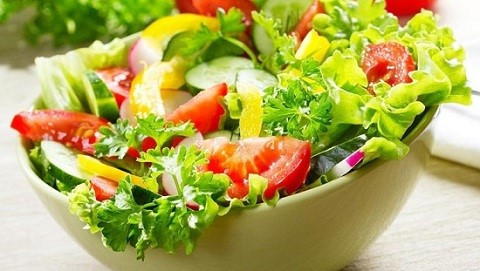 Khi ăn salad hay rau sống tốt nhất hãy chọn những loại rau xanh không bị ô nhiễm.