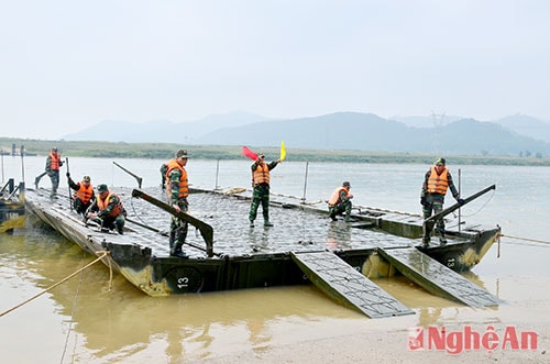 Lực lượng công binh Quân khu 4 diễn tập vượt sông.