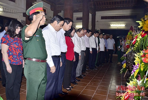 Thủ tướng Nguyễn Xuân Phúc và các đồng chí đi trong đoàn dâng thành kính tưởng niệm các Anh hùng Liệt sỹ hi sinh tại Truông Bồn.