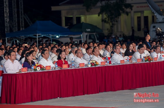 Các đồng chí lãnh đạo Đảng, Nhà nước và các ban, ngành Trung ương tham dự chương trình.