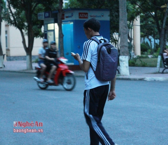 Vì là một trò chơi tương tác thực tế ảo (AR) nên Pokémon Go bắt buộc người chơi phải di chuyển nhiều để lùng bắt Pokémon.