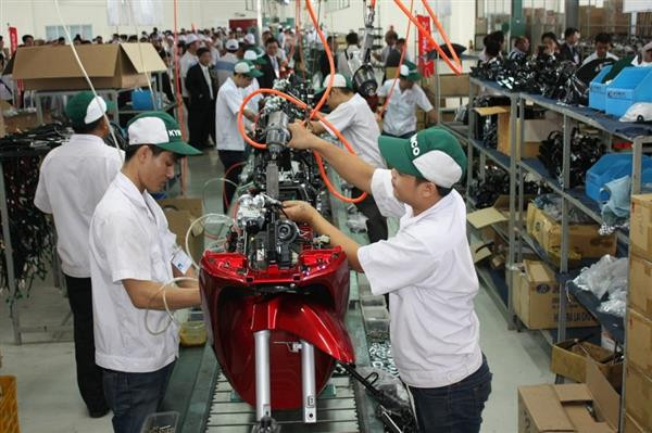 Sản xuất xe máy tại Công ty KymCo. Ảnh: T.H