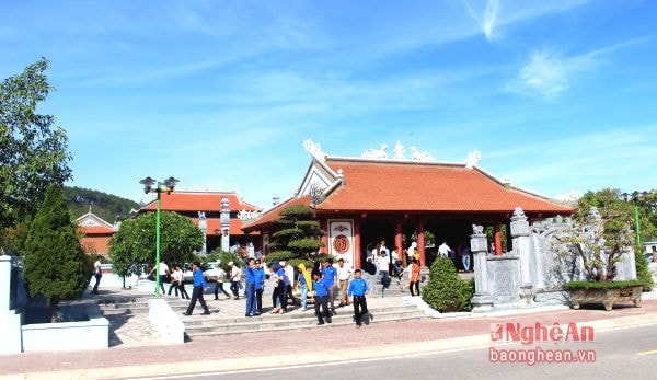 Du khách hành hương về Truông Bồn. Ảnh: Huy Thư