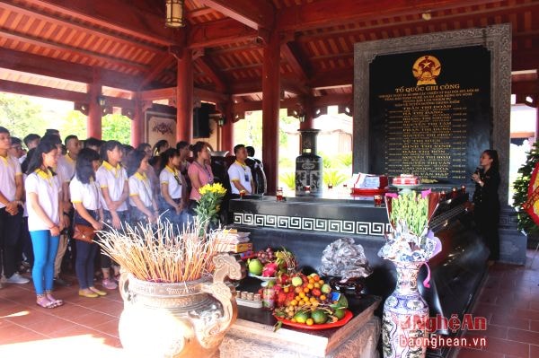 Nghe giới thiệu về các anh hùng liệt sỹ.