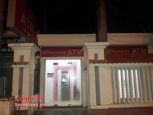 Cây ATM của ngân hàng nông nghiệp đặt tại thị trấn Hòa Bình (Tương Dương) được nhiều người phản ánh là gây điện giật