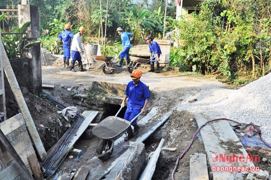 Bê tông kênh mương và đường giao thông  nông thôn tại xã Quế Sơn – Quế Phong.