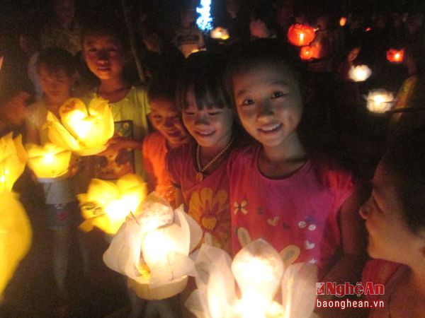 Các em nhỏ tham gia lễ thả đèn hoa đăng cầu chúc an lành mừng đại lễ tại chùa Vĩnh Phúc