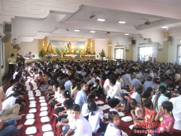 Đông đảo người dân và du khách thập phương tham gia lễ Vu Lan báo hiếu tại chùa Viên Quang