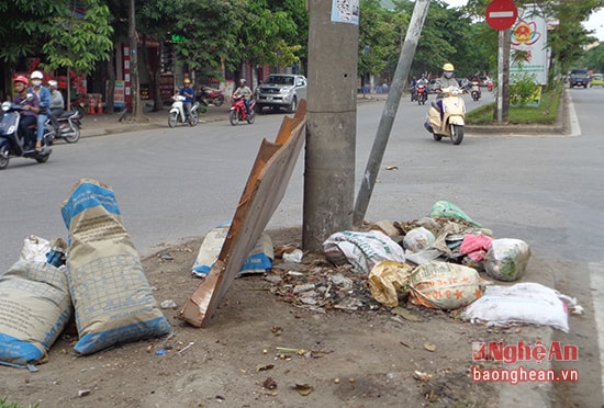 Rác thải vứt bừa bãi trên dải phân cách ở đường Phan Bội Châu