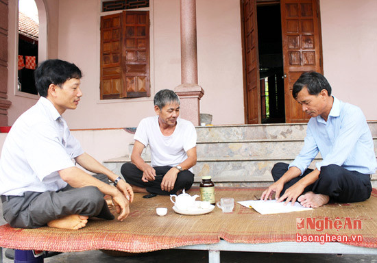 Chi ủy thảo luận chương trình hành động