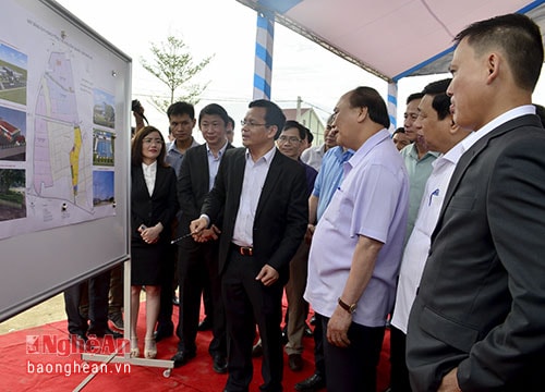 Thủ tướng Nguyễn Xuân Phúc nghe báo cáo tiến độ dự án VSIP Nghệ An.
