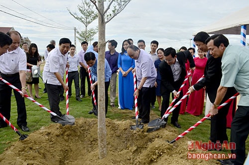 Thủ tướng Nguyễn Xuân Phúc trồng cây lưu niệm tại dự án VSIP Nghệ An.