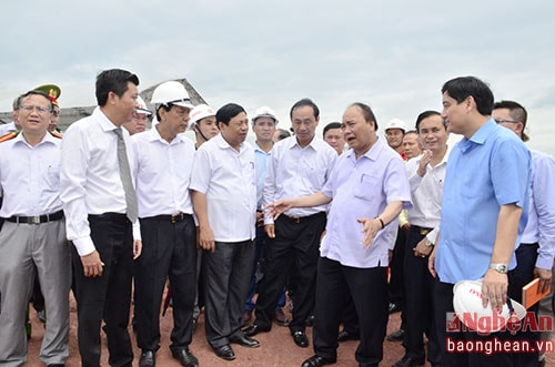 Thủ tướng Chính phủ Nguyễn Xuân Phúc trao đổi với chủ đầu tư dự án cảng biển Nghi Thiết và lãnh đạo tỉnh Nghệ An