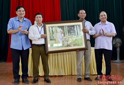 Thủ tướng Nguyễn Xuân Phúc tặng quà cho xã Nam Giang, Nam Đàn.