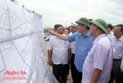 Thủ tướng Chính phủ nghe báo cáo tiến độ đại lộ Vinh - Cửa Lò.