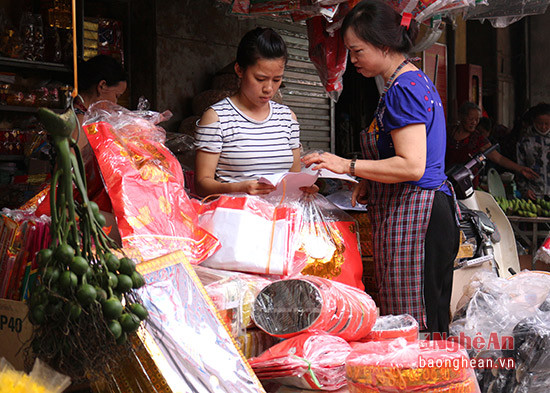 Vàng mã được nhập chủ yếu từ tỉnh Bắc Ninh về chợ Vinh từ đó các tiểu thương từ các chợ lẻ lên đây lấy để về bán lại