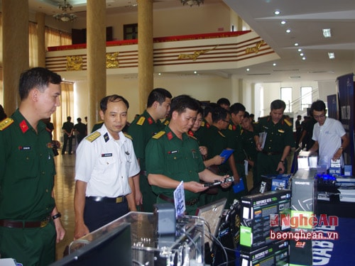 Các học viên tham gia lớp tập huấn tham quan số sản phẩm về công nghệ thông tin tại lớp tập huấn.