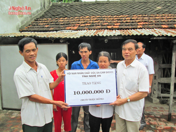 Hội nạn nhân chất độc da cam/dioxin trao tặng 10 triệu đồng hỗ trợ gia đình nạn nhân bị nhiễm chất độc da cam ở huyện Yên Thành. Ảnh tư liệu, minh họa