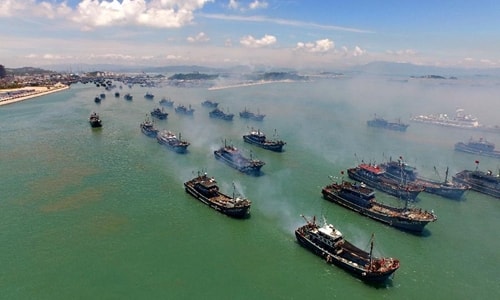 Fishing boats set sail from Tongling port in Dongshan County, southeast Chinas Fujian Province, Aug. 1, 2015. A three-month seasonal fishing ban in the sea area south of 26.5 degrees north latitude was lifted on Saturday. (Xinhua/Zhang Guojun)