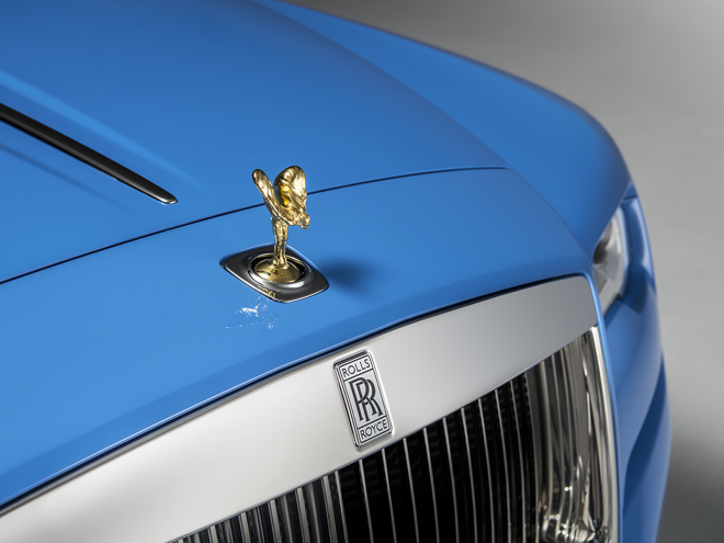 Biểu tượng “Spirit of Ecstasy” gắn trên nắp capô mạ vàng và phát sáng. Xe trang bị động cơ 6,6 lít V12 công suất 563 mã lực tại vòng tua máy từ 5.250 – 6.000 vòng/phút, mô-men xoắn cực đại 820 Nm từ 1.600 – 4.750 vòng/phút. Dawn tăng tốc từ 0-100 km/h trong 5 giây, tốc độ tối đa giới hạn điện tử 250 km/h.