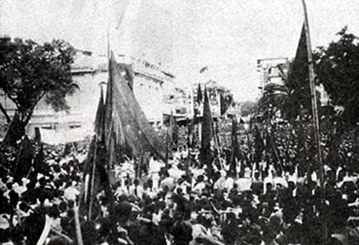 19/8/1945 hàng vạn nhân dân Hà Nội đã xuống đường biểu tình, khởi nghĩa vũ trang giành chính quyền, lá cờ đỏ sao vàng ngập tràn trên các tuyến phố. 