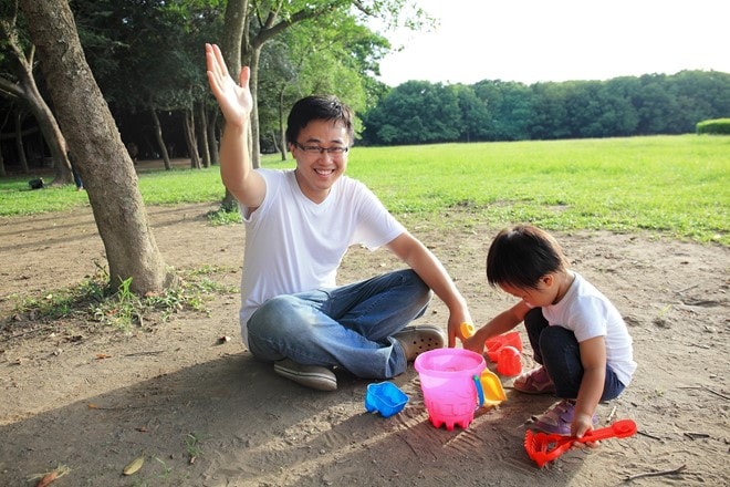 Các ông bố thường thoải mái hơn với việc trẻ nghịch đất, cát. 