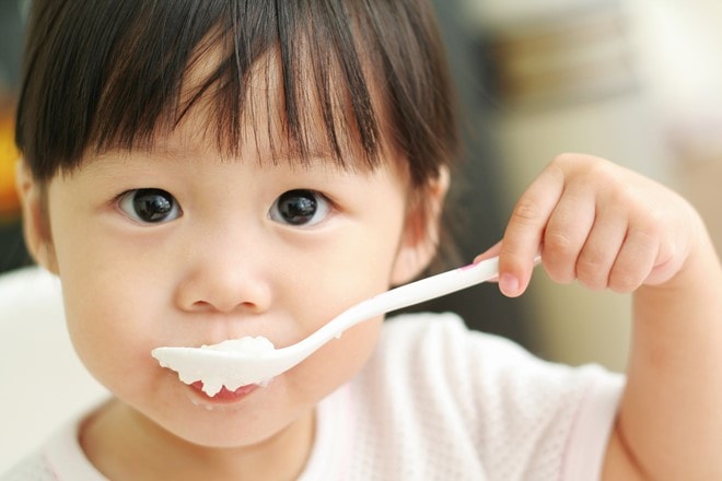 Trẻ chủ động ăn uống sẽ hấp thu chất dinh dưỡng tốt hơn. 