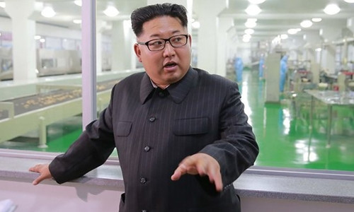 Nhà lãnh đạo Kim Jong-un tại một nhà máy ở Bình Nhưỡng. Ảnh: Guardian.