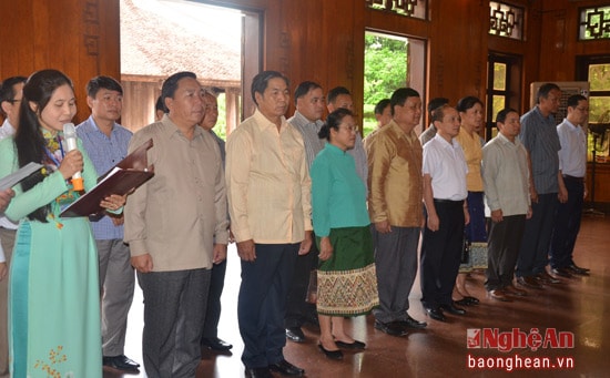 Đoàn đại biểu tưởng niệm Chủ tịch Hồ Chí Minh tại Khu Di tích Kim Liên huyện Nam Đàn.