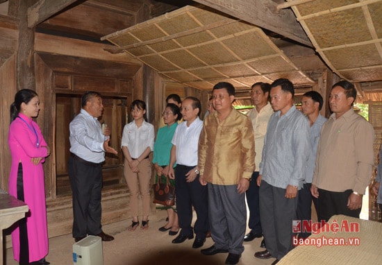 Các đại biểu nghe giới thiệu về cuộc đời hoạt động cách mạng của đồng chí Nguyễn Thị Minh Khai.