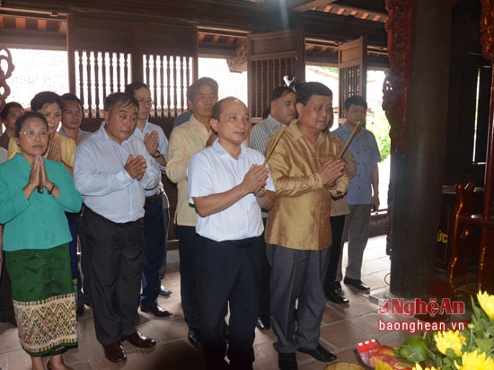 Các đại biểu thắp hương tưởng niệm hoàng đế Quang Trung tại núi Dũng Quyết, TP Vinh.