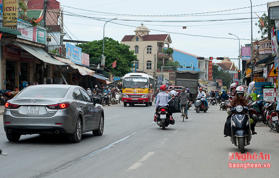 Đoạn đường Quốc lộ 46 qua chợ Sa Nam hàng ngày có hàng nghìn lượt xe cộ lưu thông nhất là vào các giờ cao điểm.