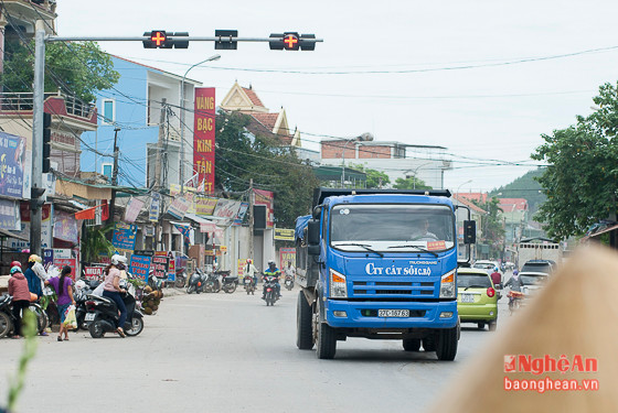 Ngang nhiên vượt đèn đỏ, không tuân thủ tín hiệu đèn giao thông trở thành chuyện thường ở đoạn đường này.