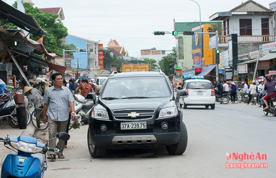 Tự do dừng đỗ ngay giữa lòng đường không thèm để ý đến các phương tiện tham gia giao thông khác.