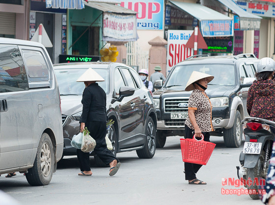 : Nhiều người hiên ngang cắt đầu oto băng qua đường để vào chợ khiến nhiều lái xe qua đoạn đường này không ít lần phải đánh lái hoặc phanh gấp.