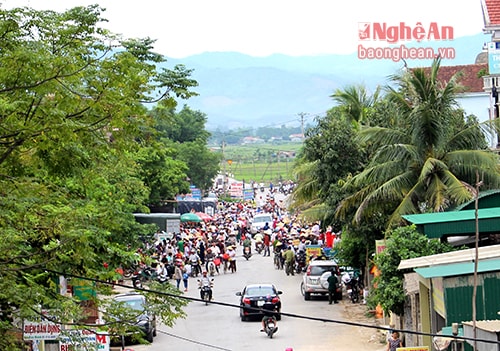 Gần ngày rằm, không khí đón rằm càng “nóng” lên ở các chợ quê. Chợ quê Võ Liệt (thanh Chương) những ngày này đông vui như tết.